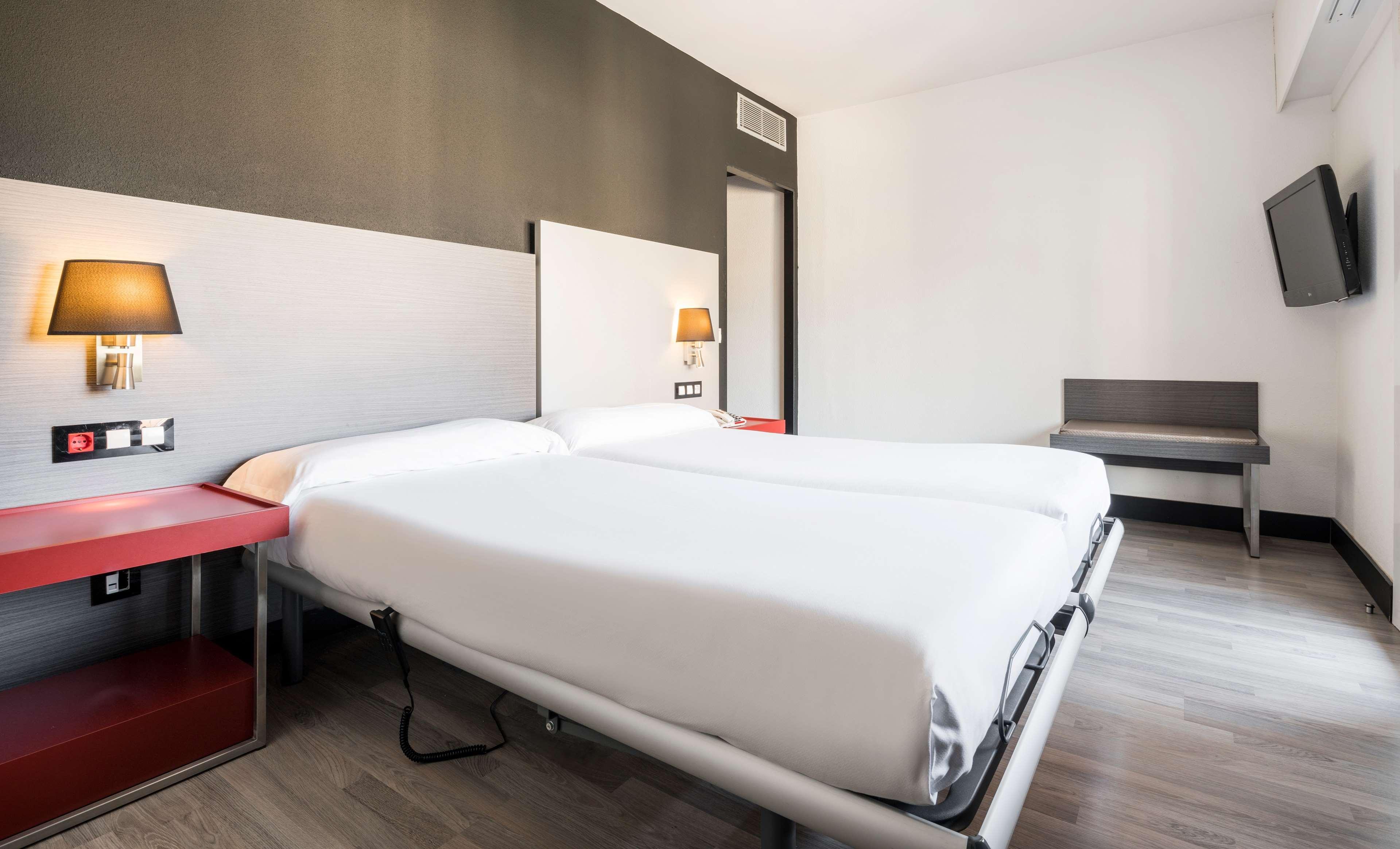 Ilunion Romareda Hotel Zaragoza Bagian luar foto