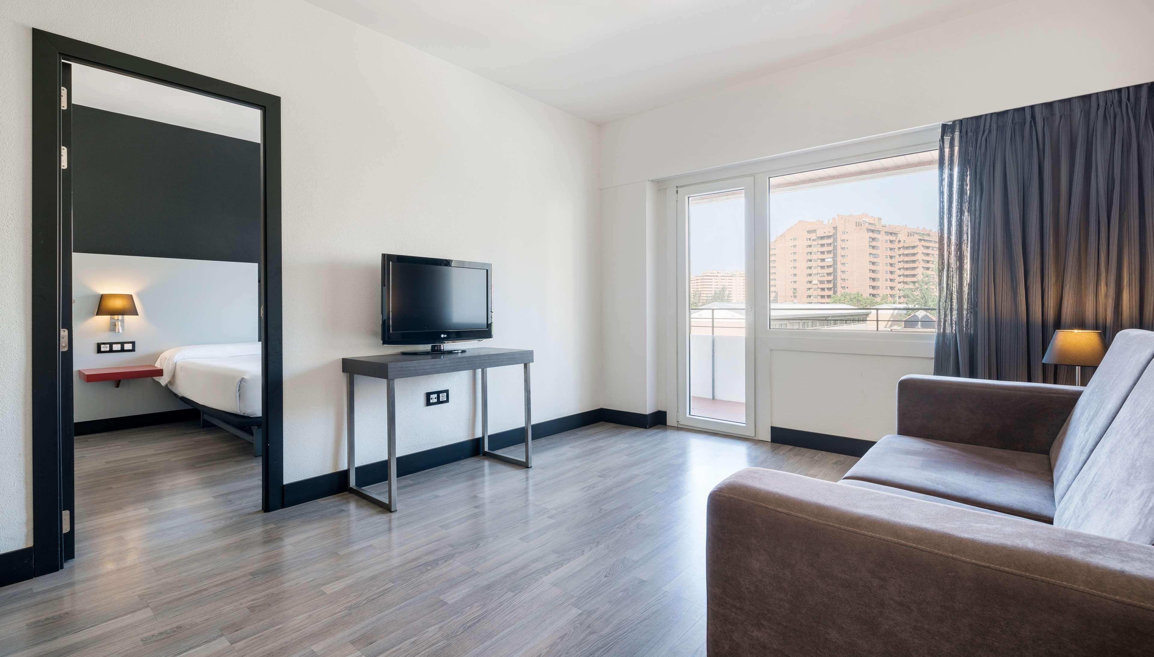 Ilunion Romareda Hotel Zaragoza Bagian luar foto