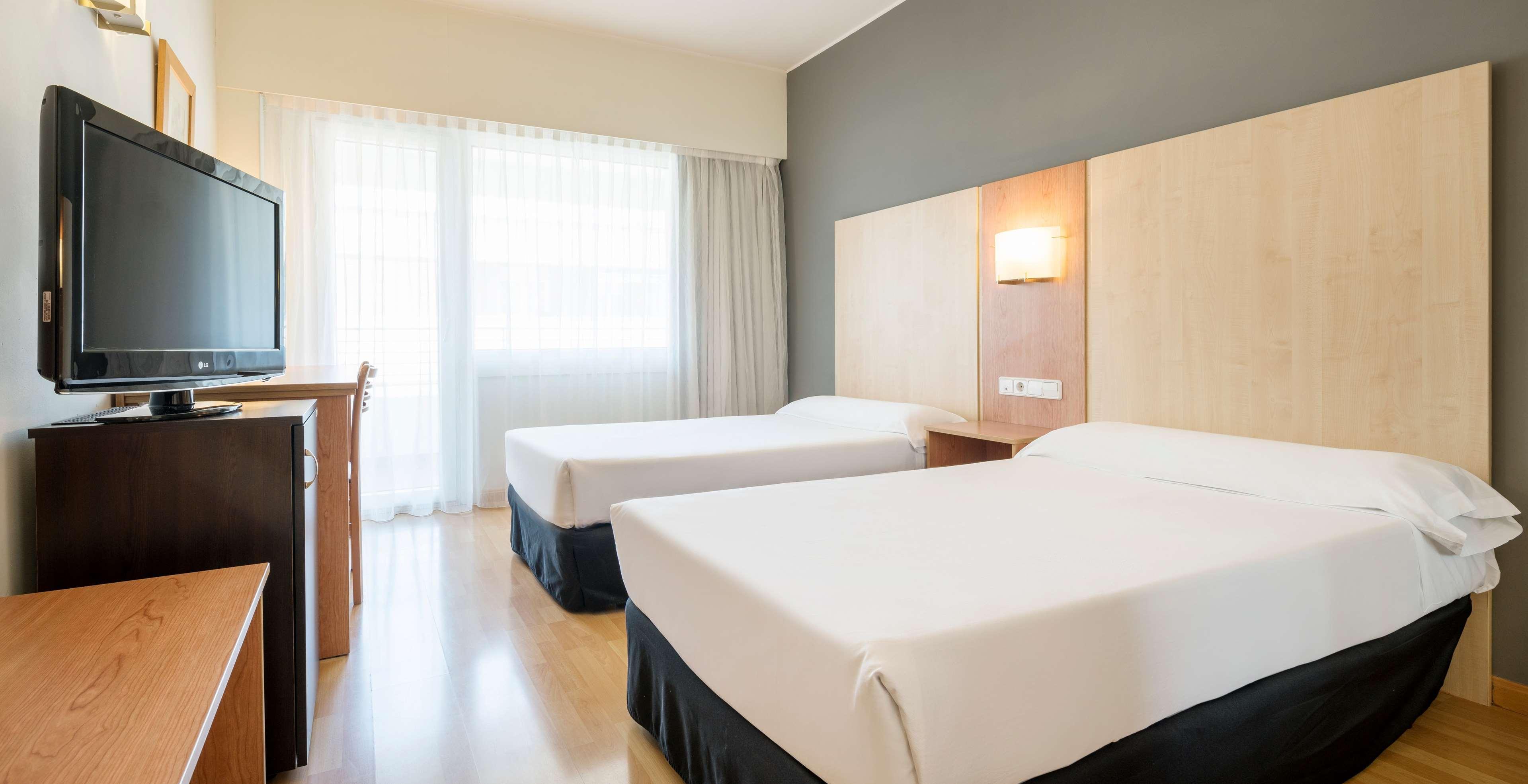 Ilunion Romareda Hotel Zaragoza Bagian luar foto
