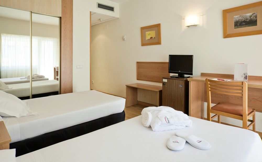 Ilunion Romareda Hotel Zaragoza Bagian luar foto